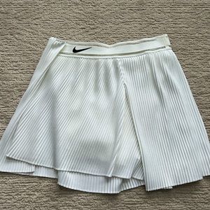Size S, like new, white Nike skirt, well fitted, athletic